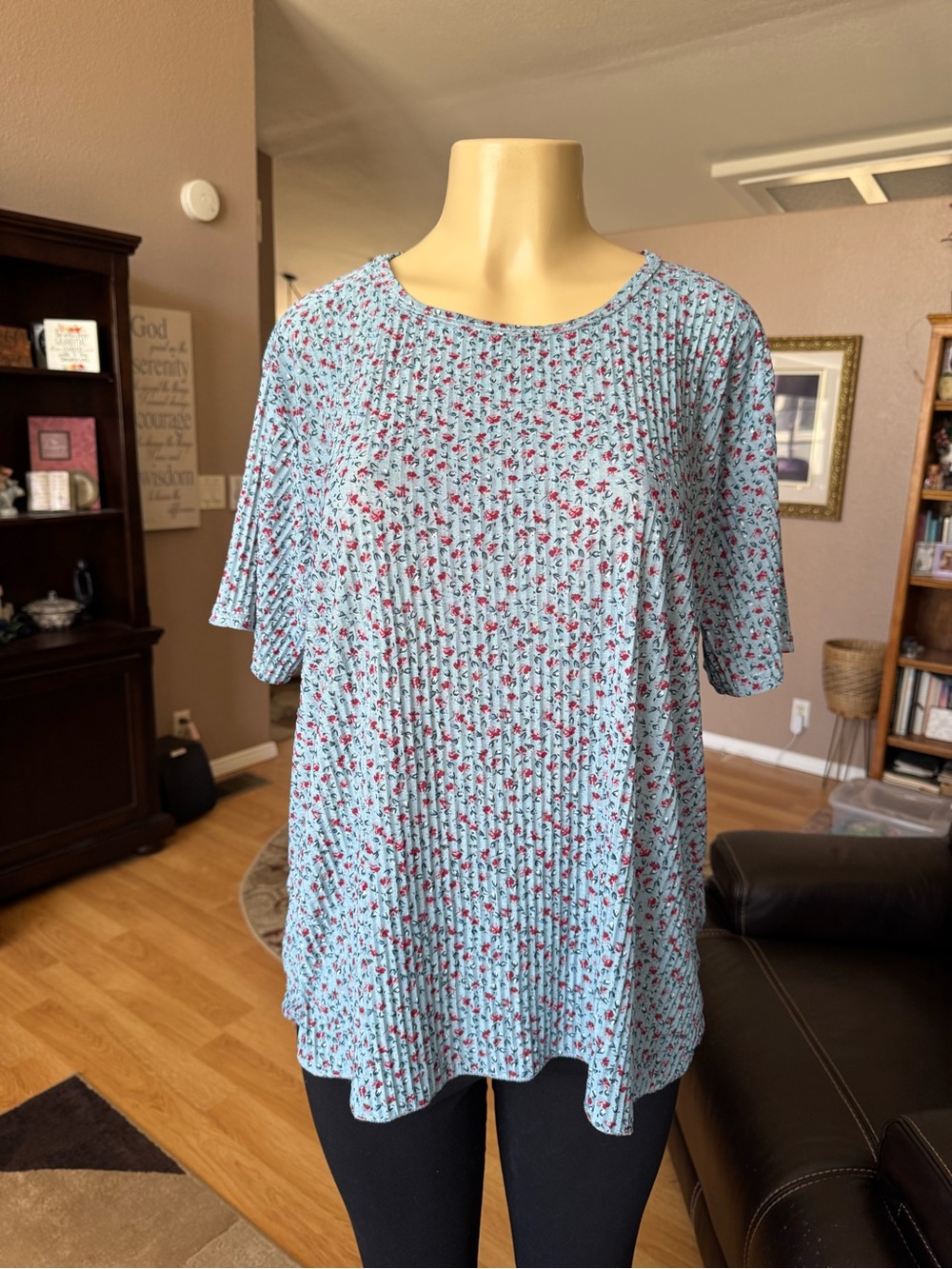 Boutique blue floral short sleeve flowy blouse-size XL